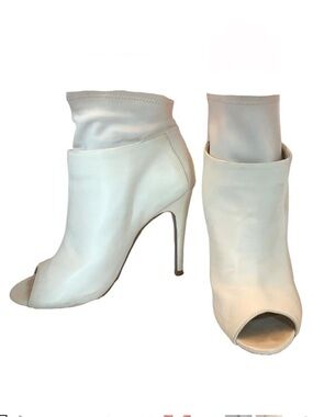 KRISTIN CAVALLARI FOR CHINESE LAUNDRY ECRU "LANEY" LEATHER PEEP TOE HEELS (7.5)